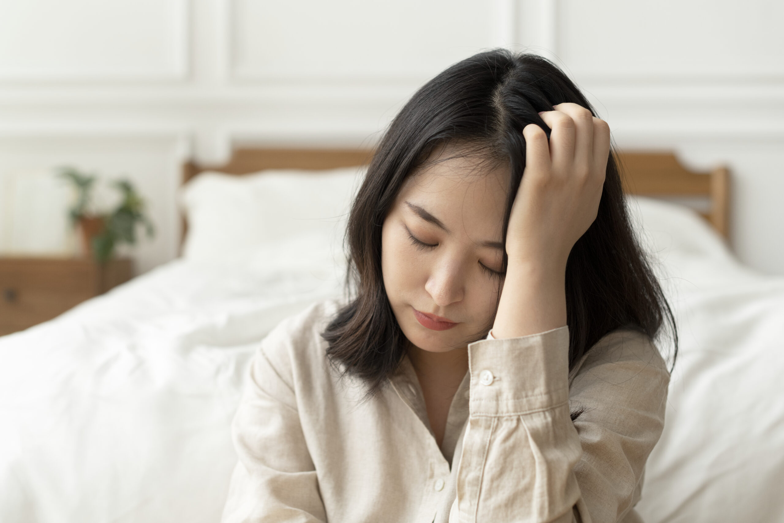 産後の睡眠不足や休息を考える女性のイメージ