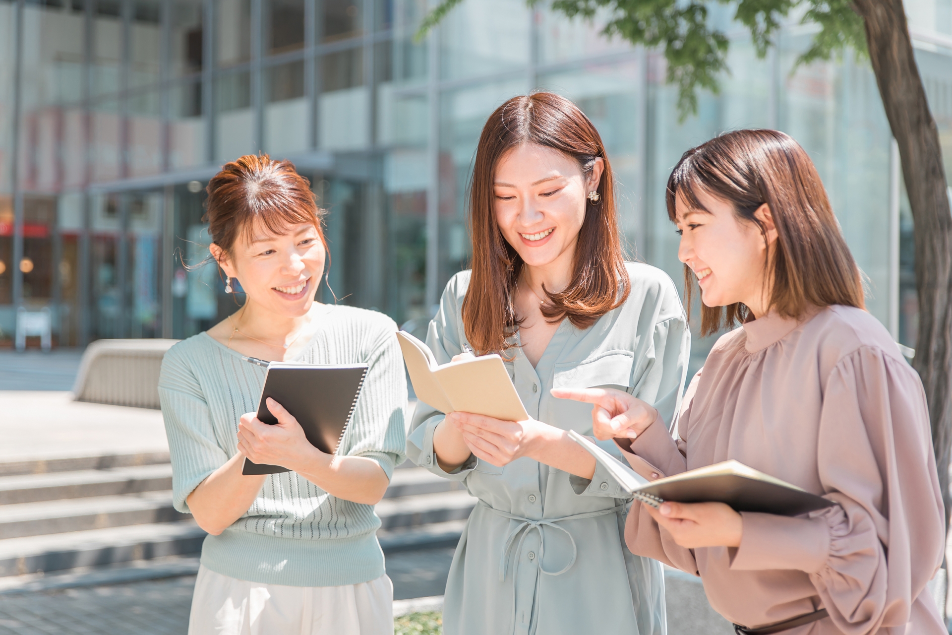 耳つぼ痩身カウンセラー資格を学ぶ女性のイメージ