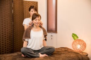 耳つぼマッサージを受ける女性