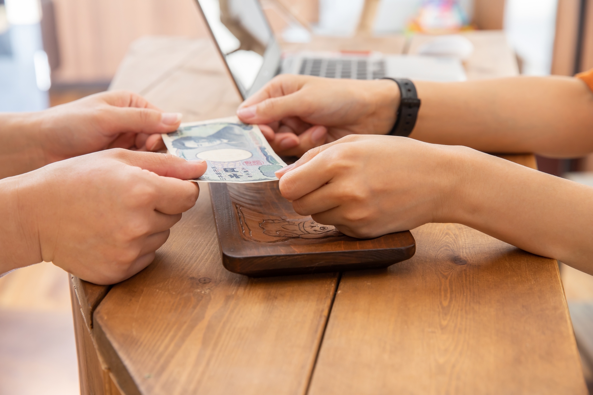 お会計でお金を受け渡す手元・アップ