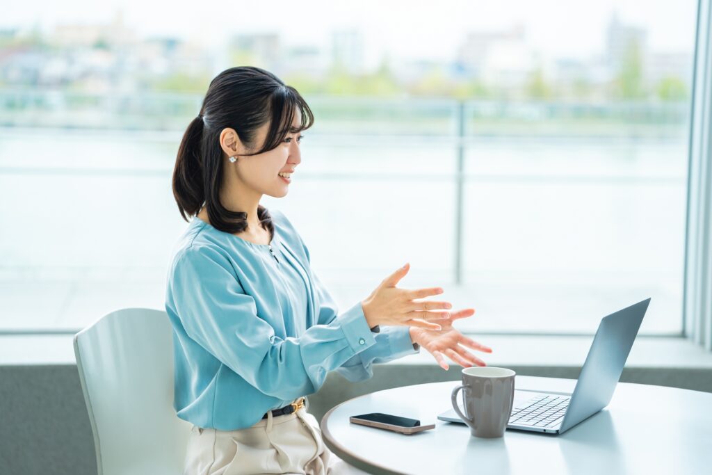 説明をするビジネスウーマン・女性