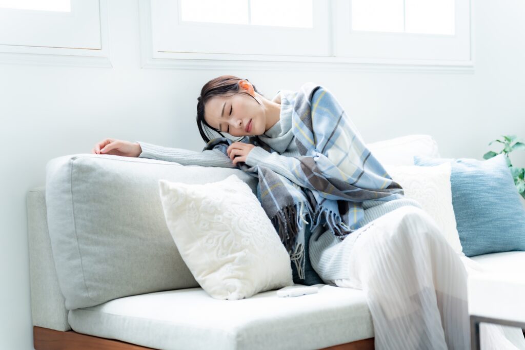 ソファで寝る女性