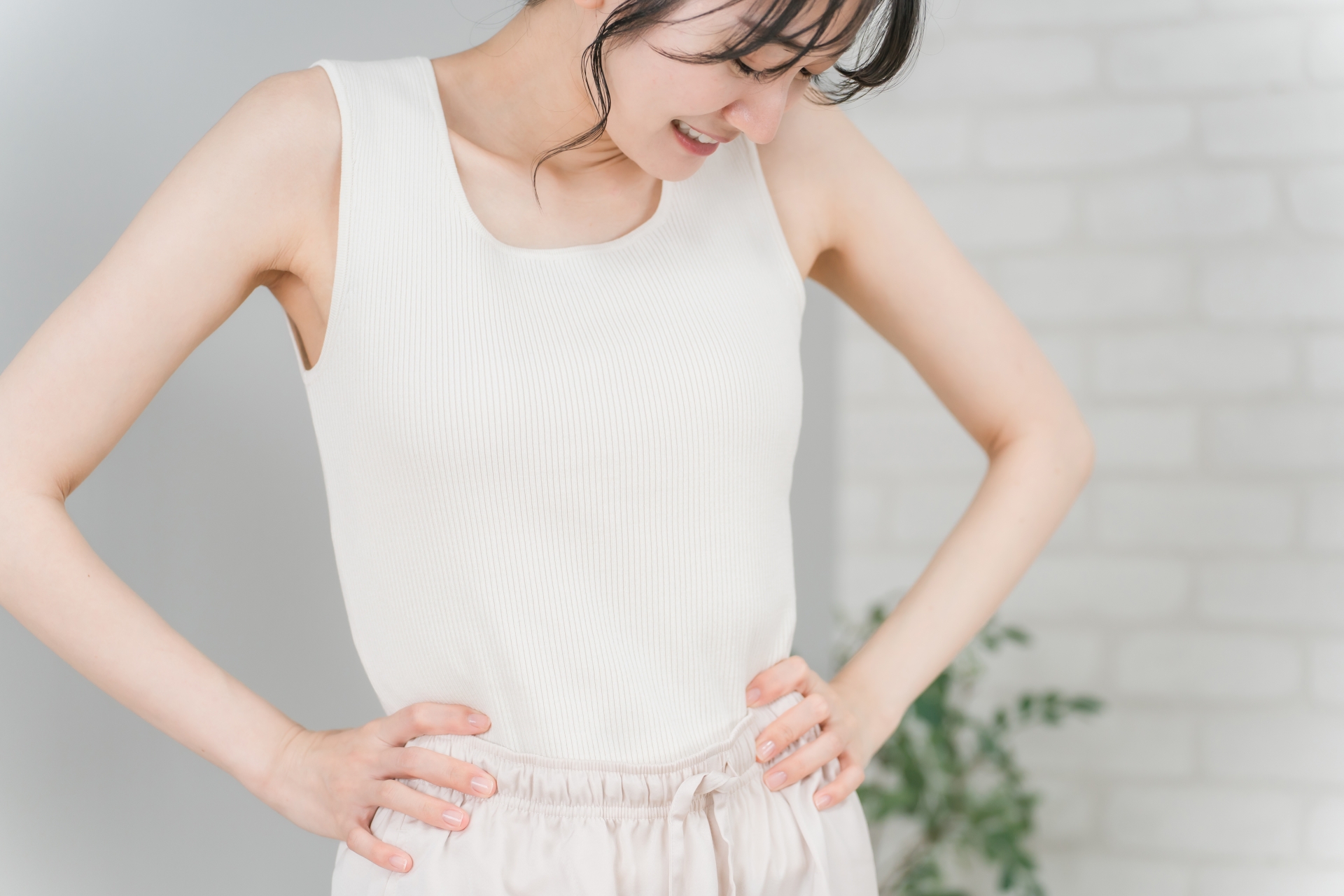 ウエストを気にするスリムな女性