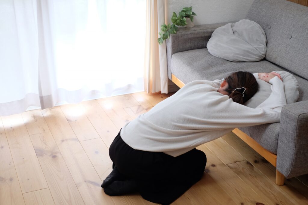 ソファにもたれかかる女性