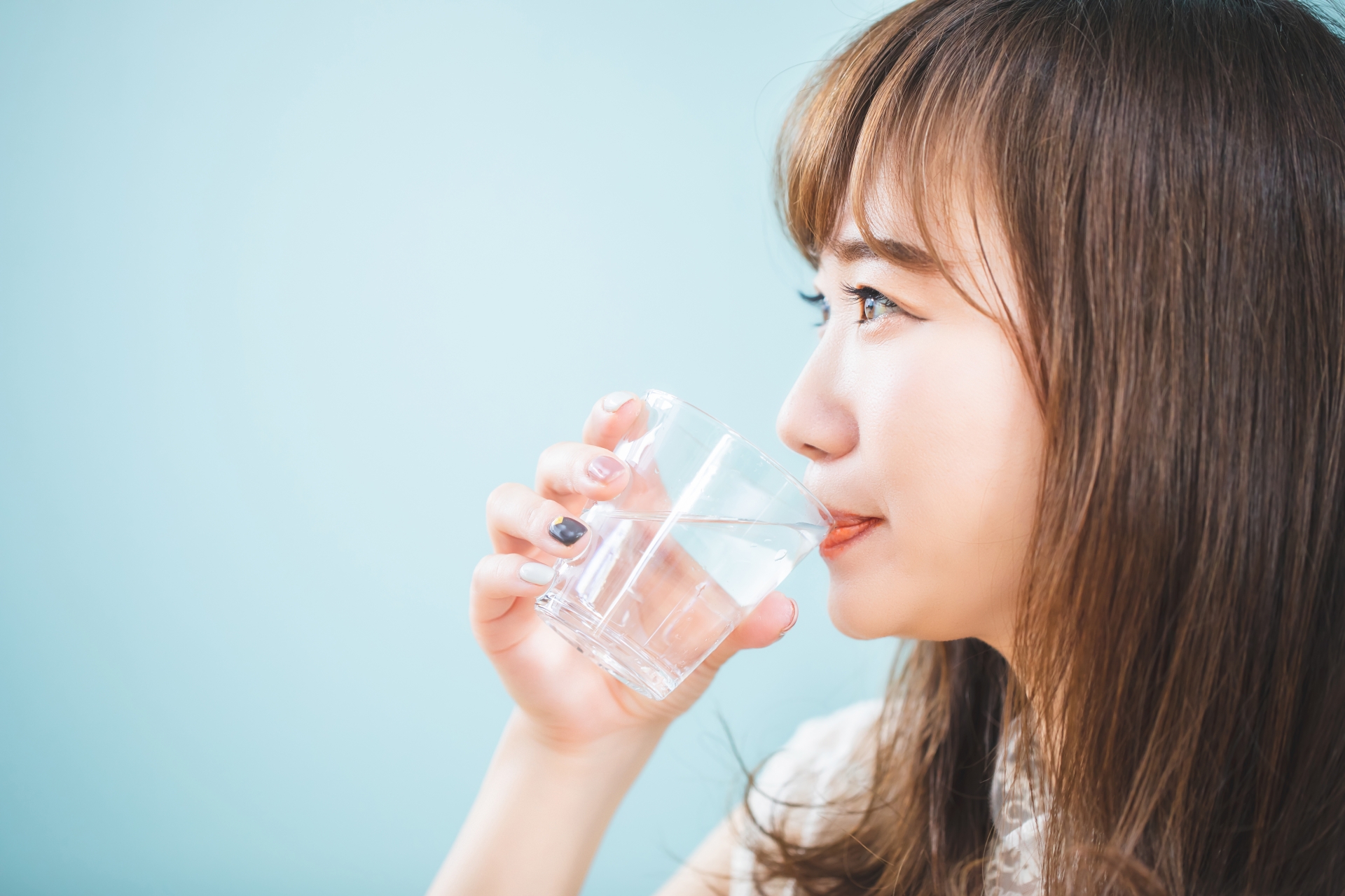 健康診断後の水分補給を意識する女性